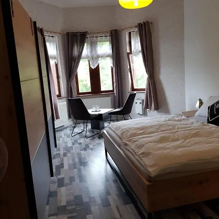 Hotelzimmer Im Alten Reihenhaus Auf Der Stadtmauer Bacharach Buitenkant foto