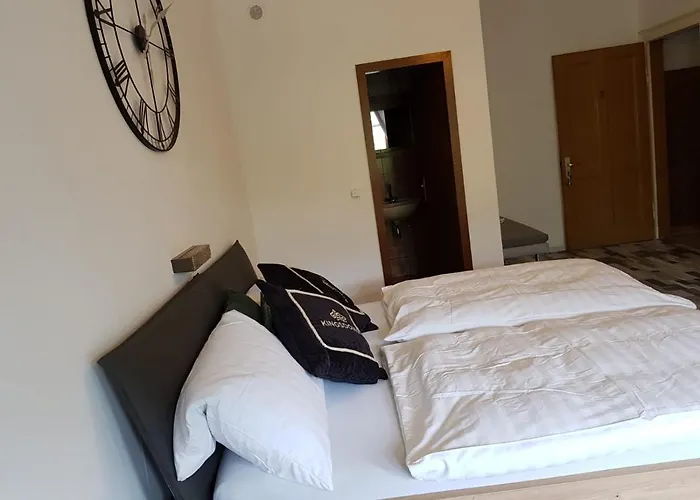 Hotelzimmer Im Alten Reihenhaus Auf Der Stadtmauer