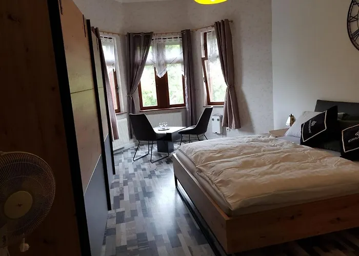 Hotelzimmer im alten Reihenhaus auf der Stadtmauer