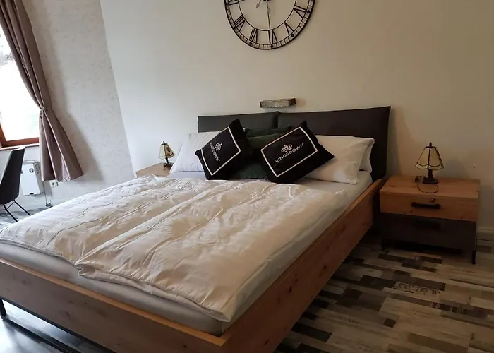 Hotelzimmer im alten Reihenhaus auf der Stadtmauer